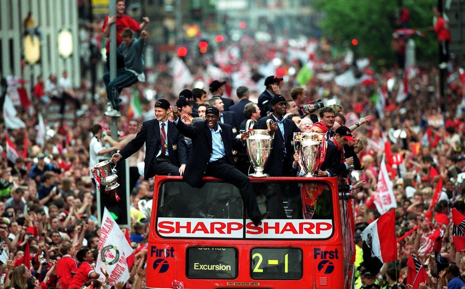 Perayaan meriah Manchester United setelah mengunci treble winner 1999. - INDOSPORT
